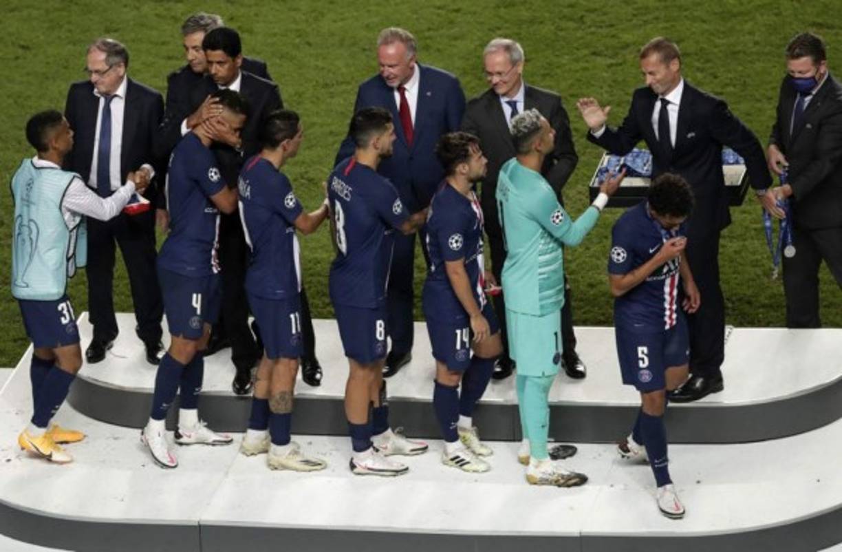 En el París Saint Germain no escatiman esfuerzos a la hora de armar revoluciones en plantilla con el tema de salidas y fichajes. En las últimas horas se han confirmado los jugadores que se marchan y los que podrían llegar al equipo.