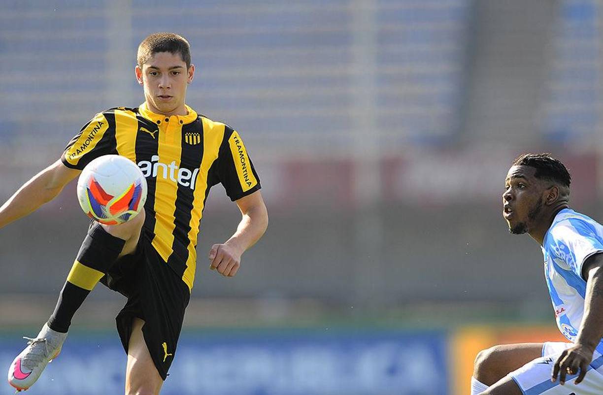 Valverde debutó con 16 años en el Peñarol de Uruguay, sin embargo sufría por su baja estatura e incluso perdió la titularidad, ya que la posición requería de mejor físico.