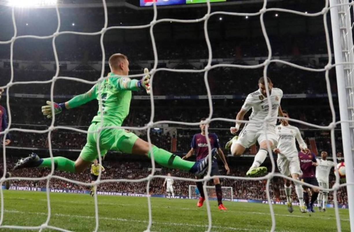 El Real Madrid lo intentó todo para marcar gol contra el Barcelona, pero no encontró la manera. Benzema estuvo cerca de marcar en esta acción y hasta su compañero Vinicius, al fondo, parece celebrar un gol que no fue. Foto EFE