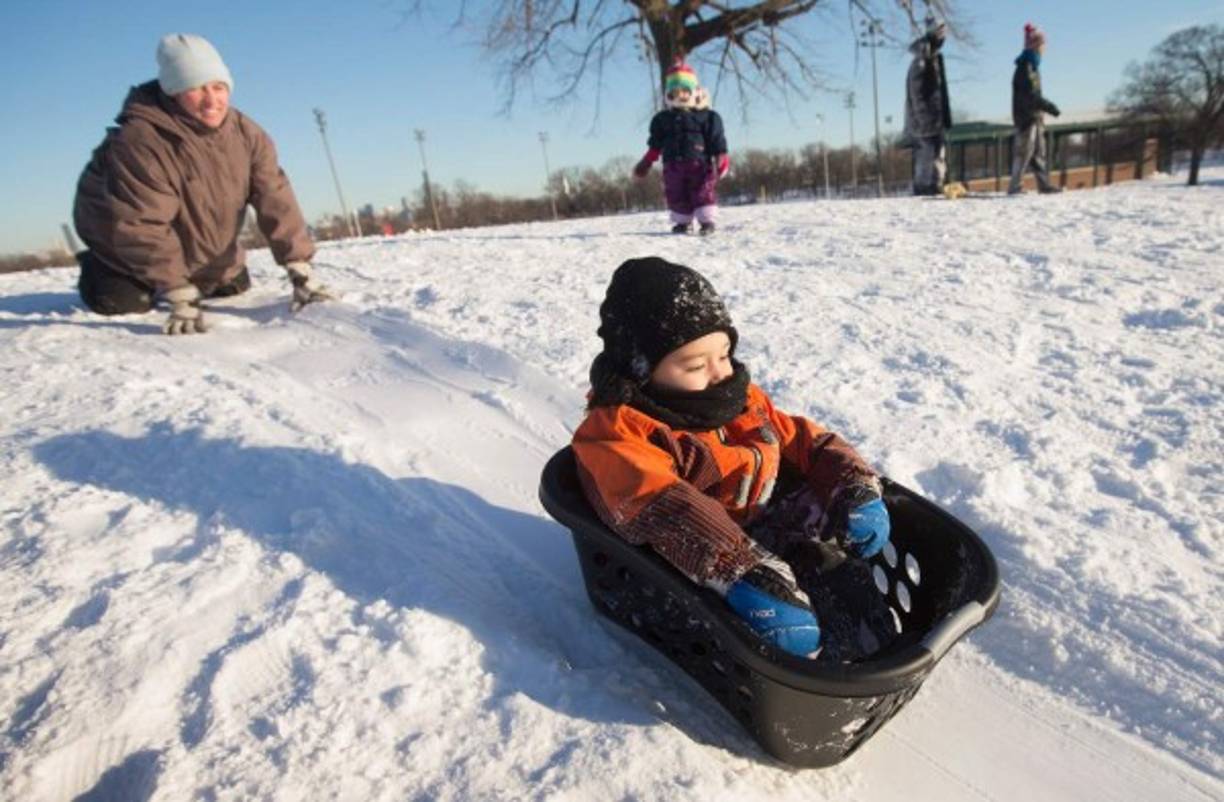 Los niños aprovecharon para divertirse en la nieve debido a que la mayoría de las escuelas cerraron en Chicago y Nueva York.