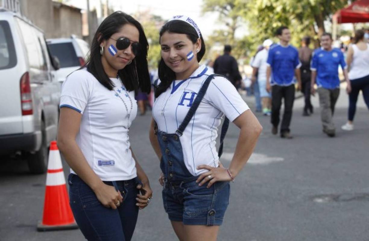 Hondureñas compartieron su momento en las afueras del estadio salvadoreño.