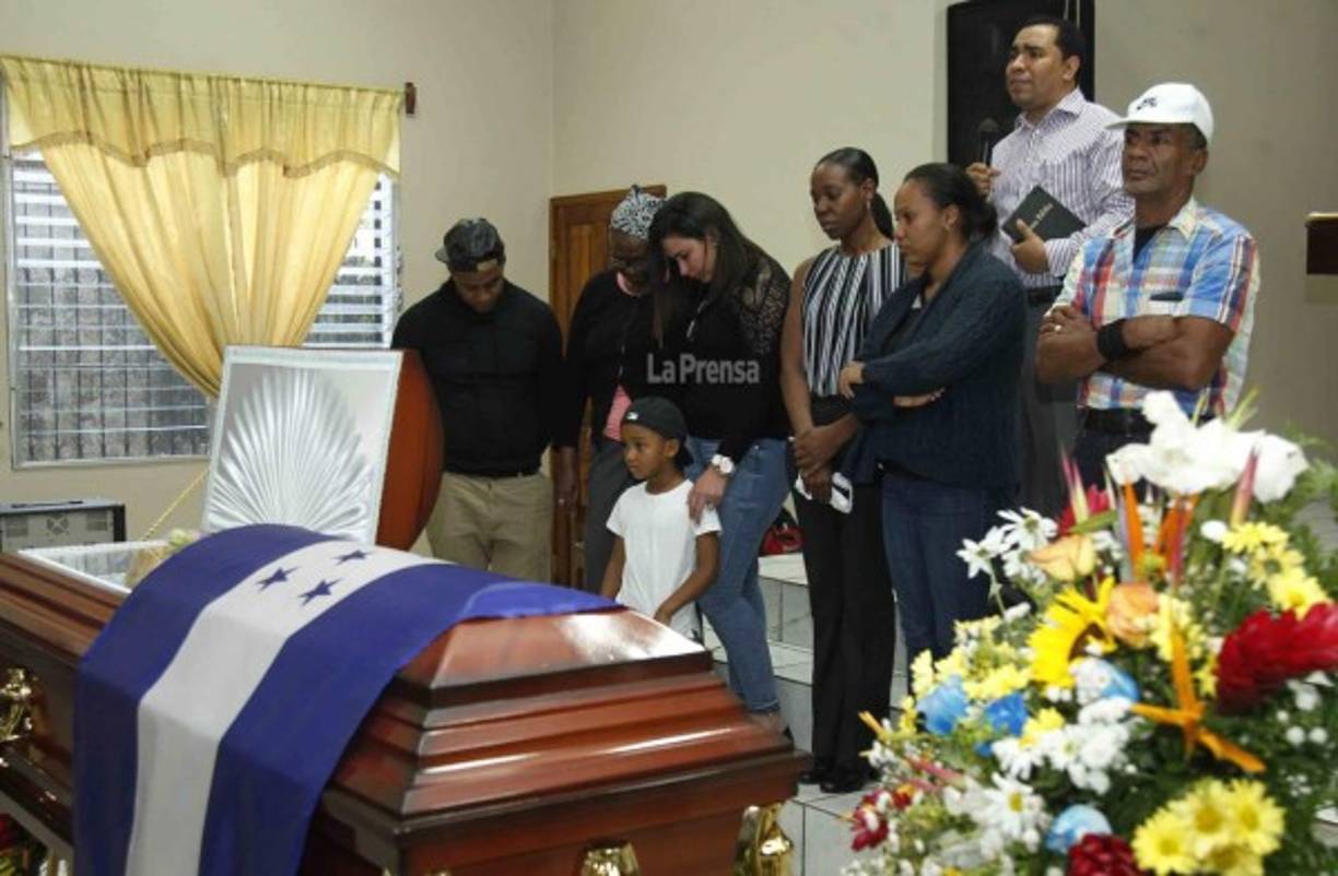 Antes de salir al sepelio, los familiares incluyendo la esposa del futbolista se despidieron de su amado.