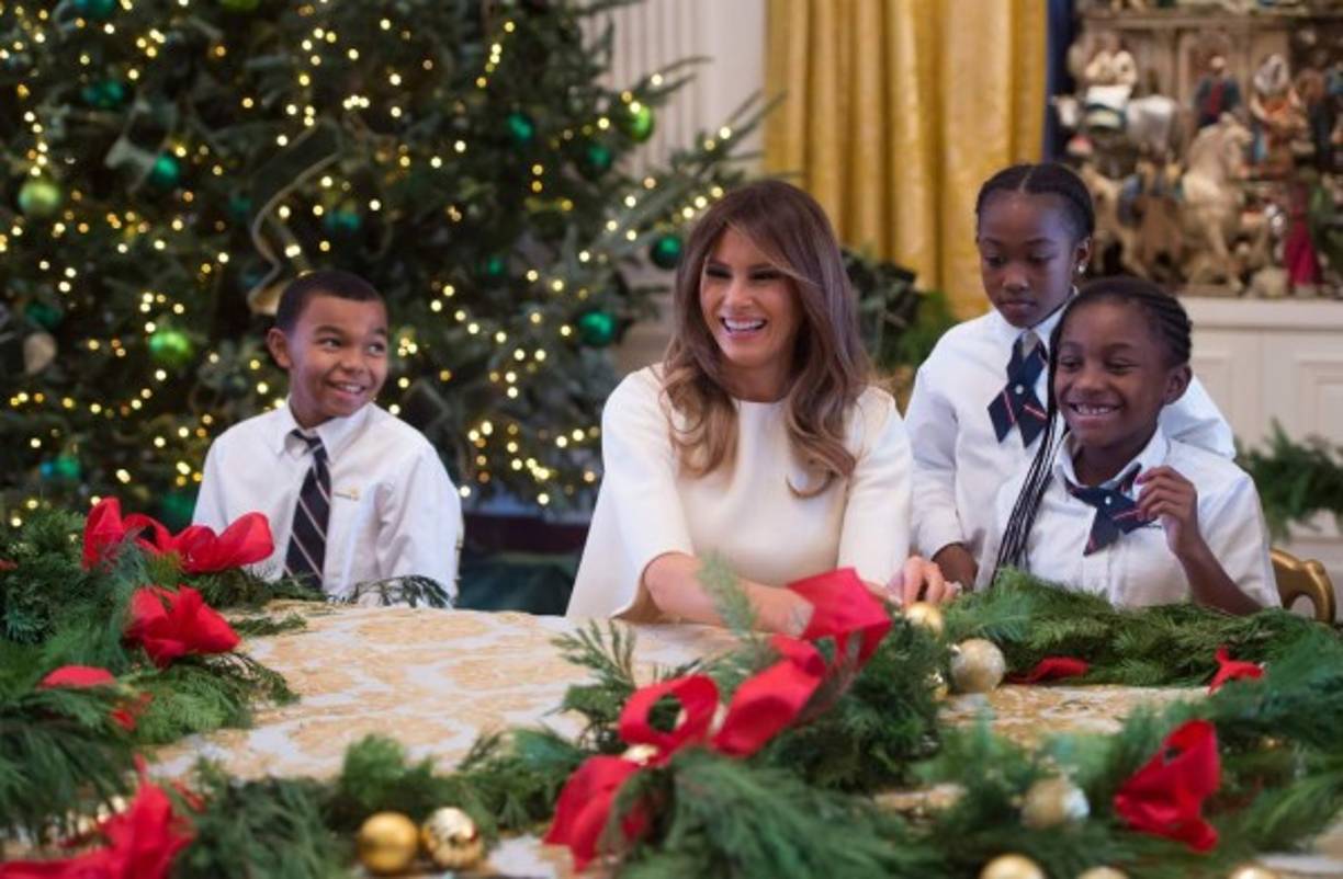 'El presidente, (mi hijo) Barron y yo estamos muy ilusionados con nuestras primeras Navidades en la Casa Blanca', señaló Melania Trump, quien presentó la primera decoración desde 2008 en la que la familia del expresidente Barack Obama no protagonizaba el acto.<br/>