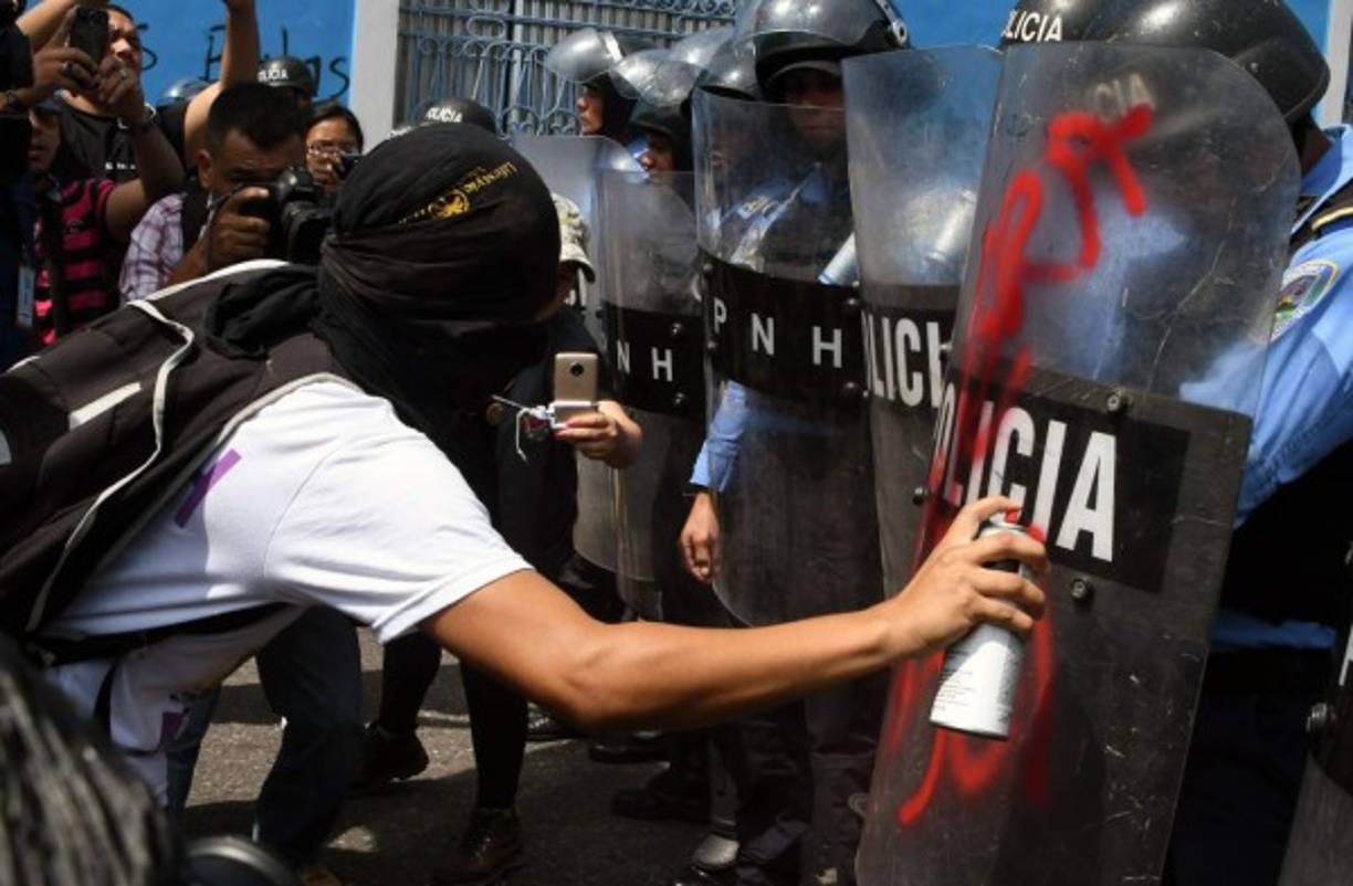 La manifestación del Primero de Mayo se convirtió en una batalla campal.