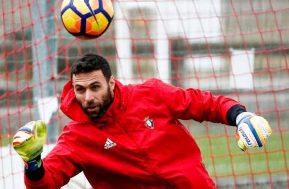 Manchester United's Belgian striker Romelu Lukaku applauds supporters on the pitch after the English Premier League football match between Manchester United and Southampton at Old Trafford in Manchester, north west England, on March 2, 2019. - Manchester United won the game 3-2. (Photo by Oli SCARFF / AFP) / RESTRICTED TO EDITORIAL USE. No use with unauthorized audio, video, data, fixture lists, club/league logos or 'live' services. Online in-match use limited to 120 images. An additional 40 images may be used in extra time. No video emulation. Social media in-match use limited to 120 images. An additional 40 images may be used in extra time. No use in betting publications, games or single club/league/player publications. /