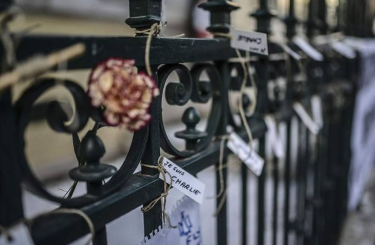 Cientos de personas se manifestaron hoy en el centro de Rabat en protesta por el atentado del miércoles contra el semanario francés 'Charlie Hebdo', en el que murieron doce personas.