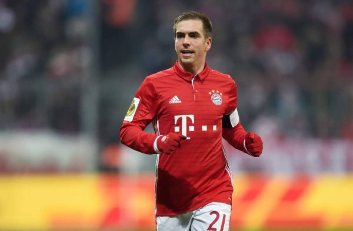 Según publica Bild, los dos equipos alemanes Hamburgo y St.Pauli quieren convencer al gran capitán del Bayern Múnich, Philipp Lahm, para que vuelva al verde, pero parece muy difícil que esto se produzca.