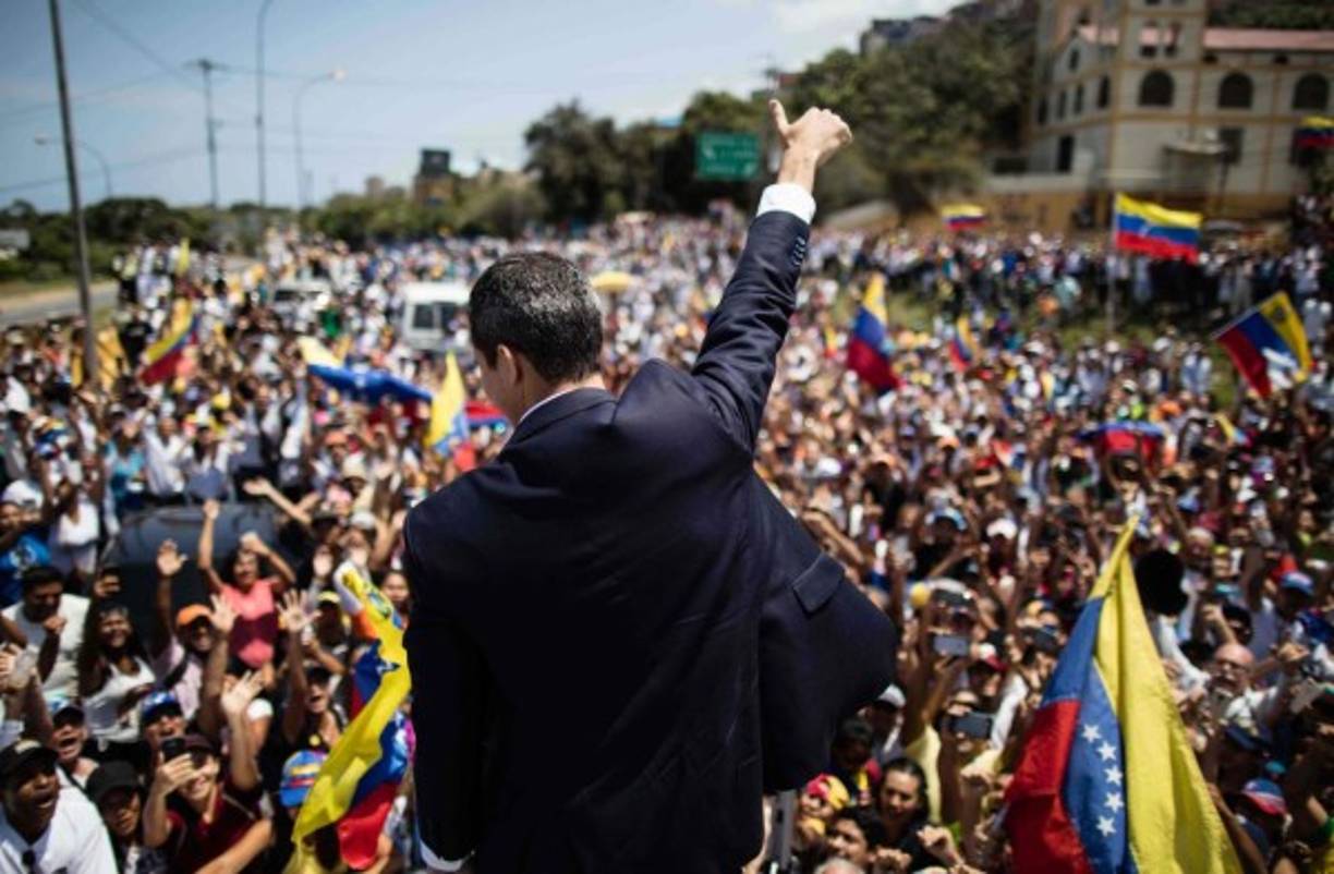 Se burló de Maduro afirmando que su banda presidencial solo era un disfraz por ser época de carnaval, llamó a nuevas movilizaciones y volvió a retar a los militares para que, sin más dilaciones, rompan con el gobernante socialista.