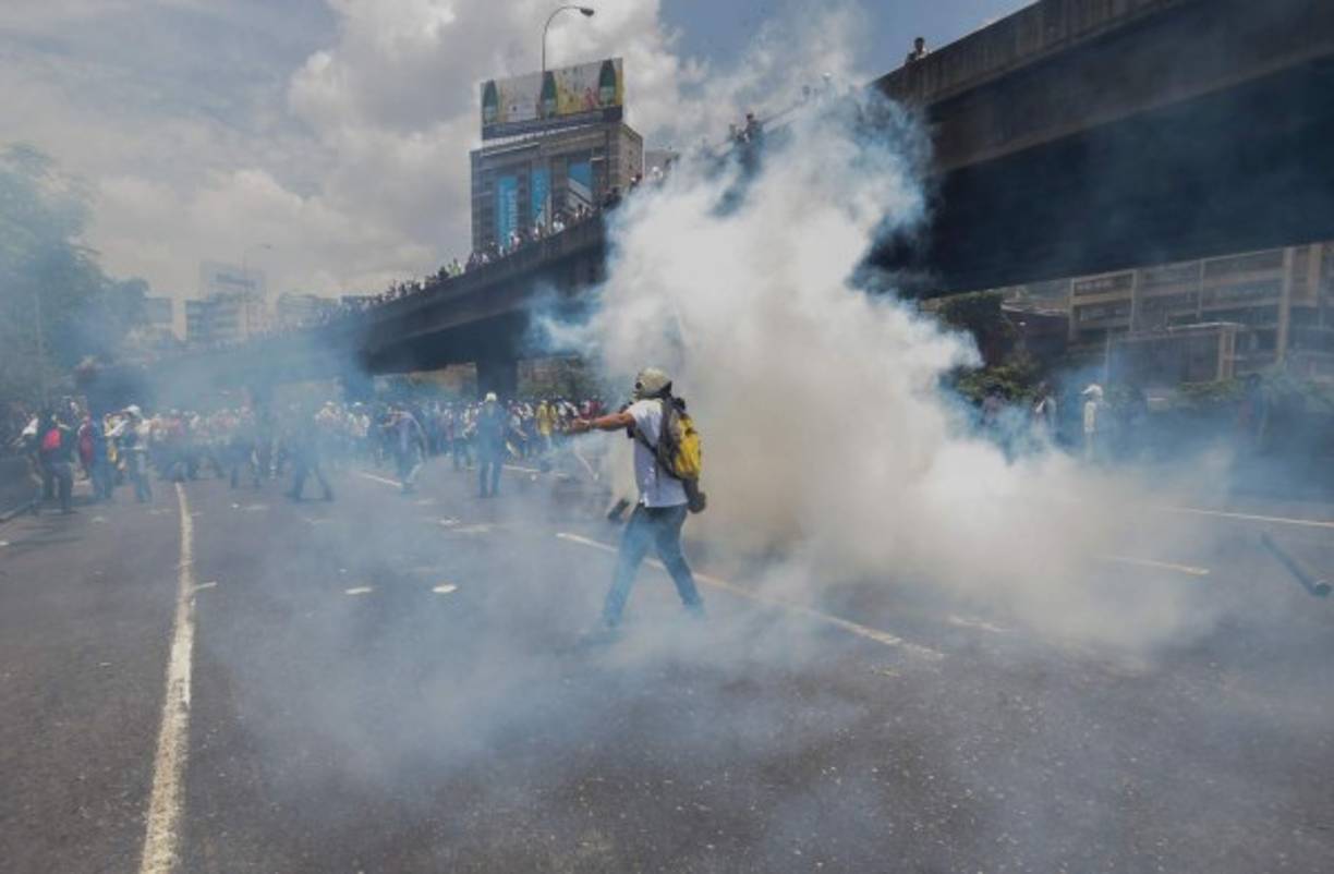 En San Bernardino, noroeste de Caracas, un manifestante de 17 años resultó herido de bala en la cabeza, alcanzado por disparos de hombres en moto que también lanzaron bombas lacrimógenas contra una concentración opositora, relataron testigos a la AFP. Otros lesionados se reportan en otros puntos del país.