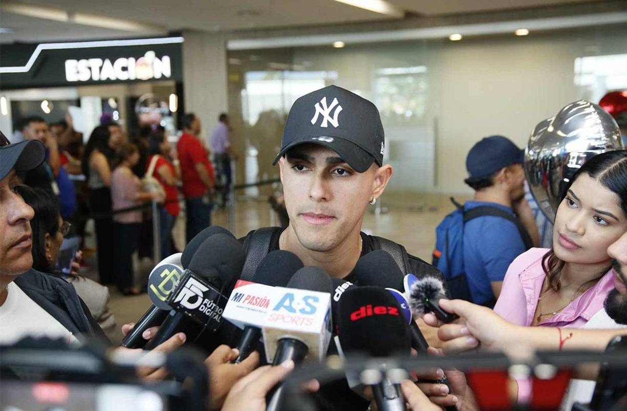 Luis Palm atendió a los medios de comunicación que fueron a cubrir su llegada. 