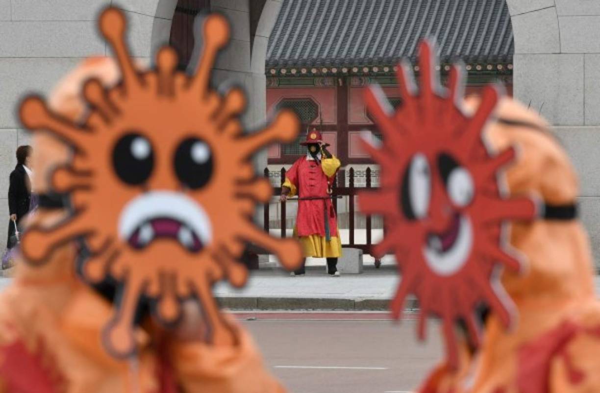 Mientras que Estados Unidos tiene dos proyectos de vacunas que están en fase I de ensayo: uno conducido por la empresa de biotecnología Moderna en asociación con los Institutos Nacionales de Salud Estadounidenses (NIH) y otro por la compañía de biotecnología Inovio Pharmaceuticals.<br/>