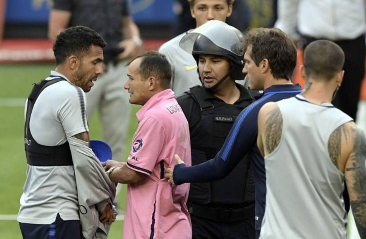 Carlos Tévez le regaló su camiseta al aficionado que le dio una gorra que andaba. Enorme gesto del 'Apache'.