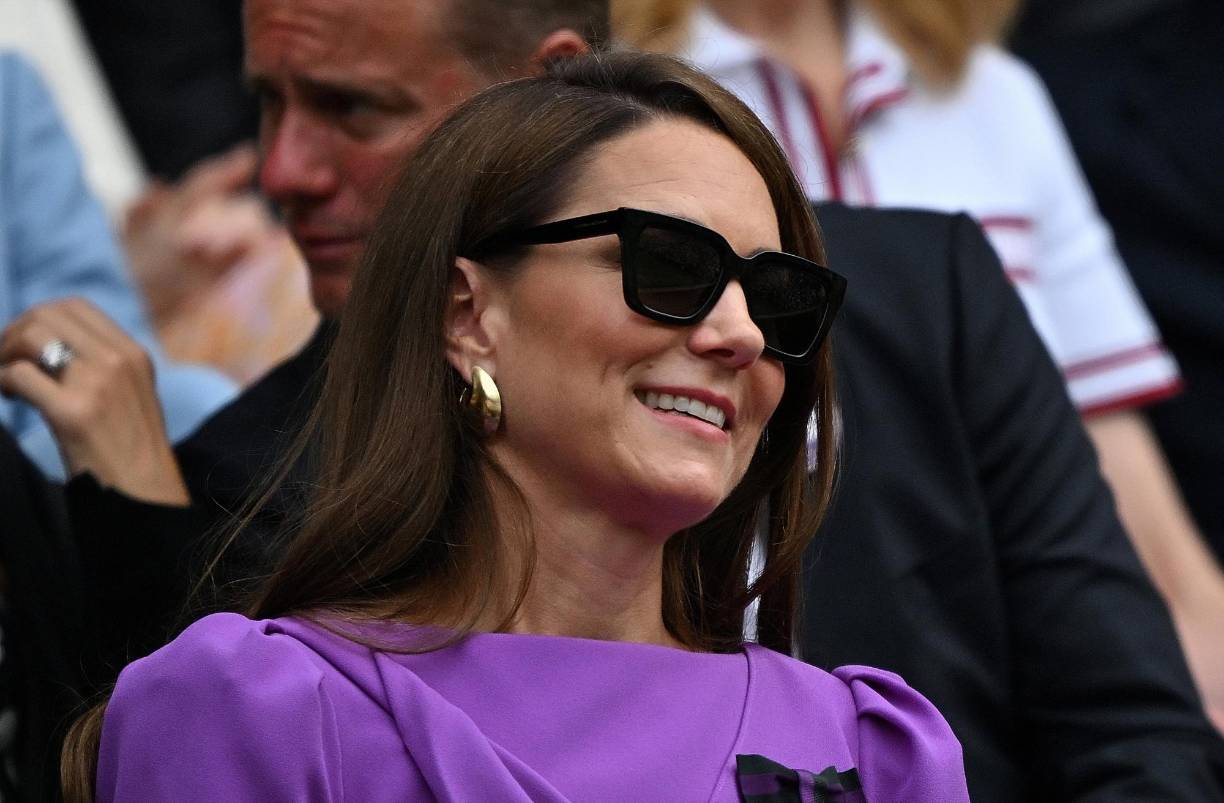 En marzo, Kate anunció en un video que estaba siguiendo una quimioterapia preventiva contra el cáncer. Su primera aparición pública fue el 15 de junio en la celebración del cumpleaños del rey Carlos III, donde saludó desde el balcón del Palacio de Buckingham junto a la familia real.