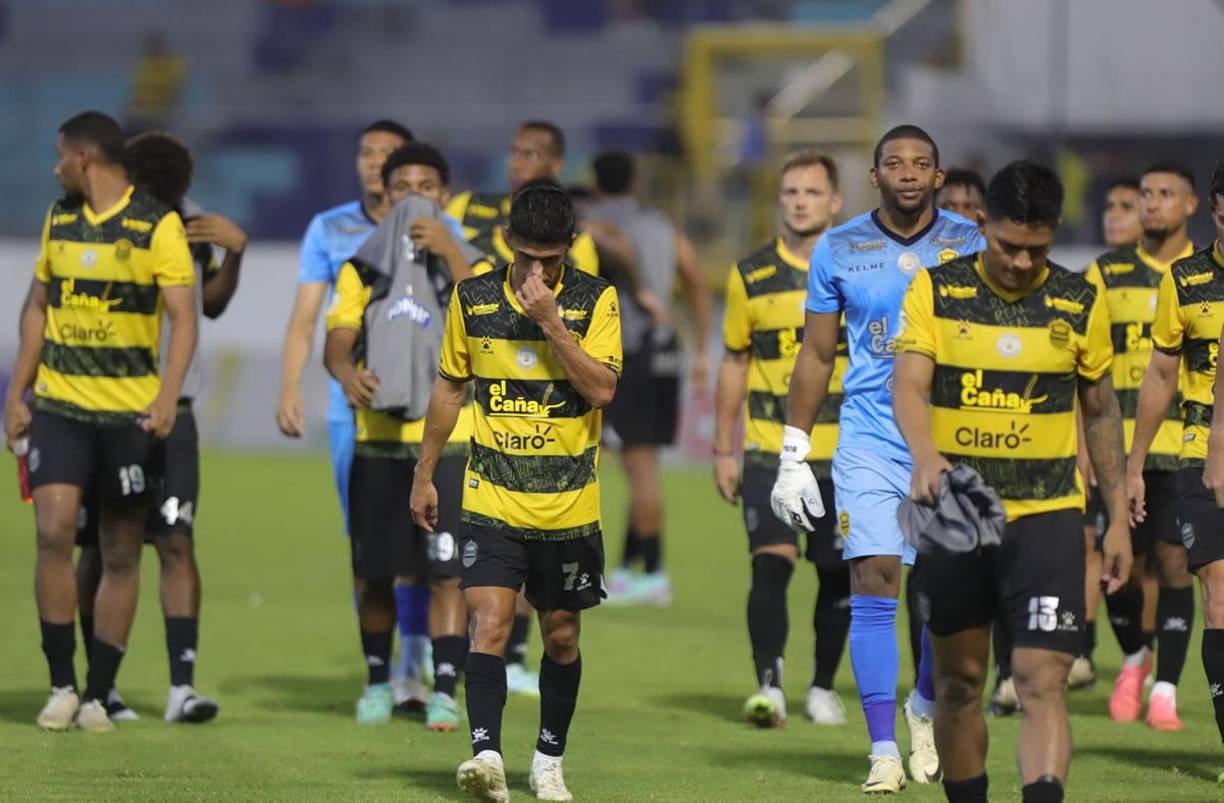 Los rostros tristes y de desilusión de los jugadores del Real España tras perder contra el Juticalpa FC en el estadio Morazán.
