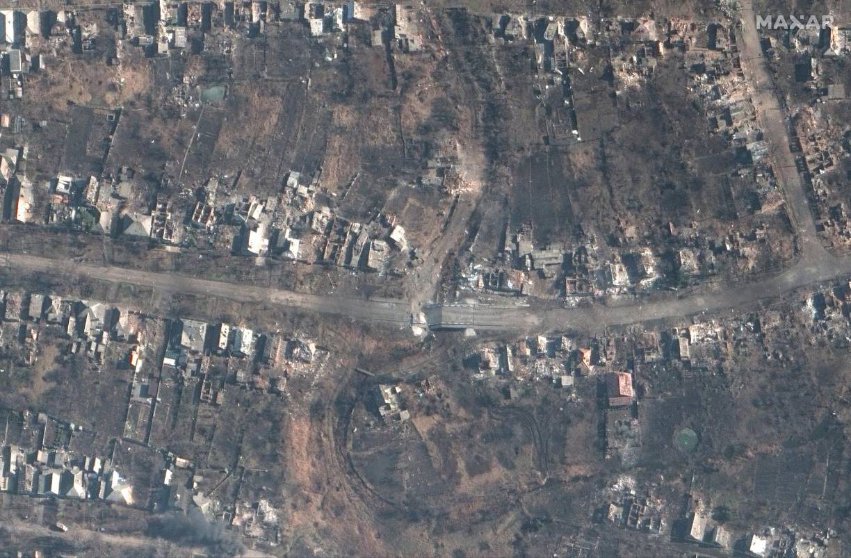 Bakhmut (Ukraine), 06/03/2023.- A handout satellite image made available by Maxar Technologies on 10 March 2023 shows a destroyed bridge and roadway, amid the ongoing battle for Bakhmut, Ukraine, 06 March 2023 (issued 10 March 2023). Russian troops entered Ukrainian territory on 24 February 2022, starting a conflict that has provoked destruction and a humanitarian crisis. (Rusia, Ucrania) EFE/EPA/MAXAR TECHNOLOGIES HANDOUT -- MANDATORY CREDIT: SATELLITE IMAGE 2022 MAXAR TECHNOLOGIES -- THE WATERMARK MAY NOT BE REMOVED/CROPPED -- HANDOUT EDITORIAL USE ONLY/NO SALES