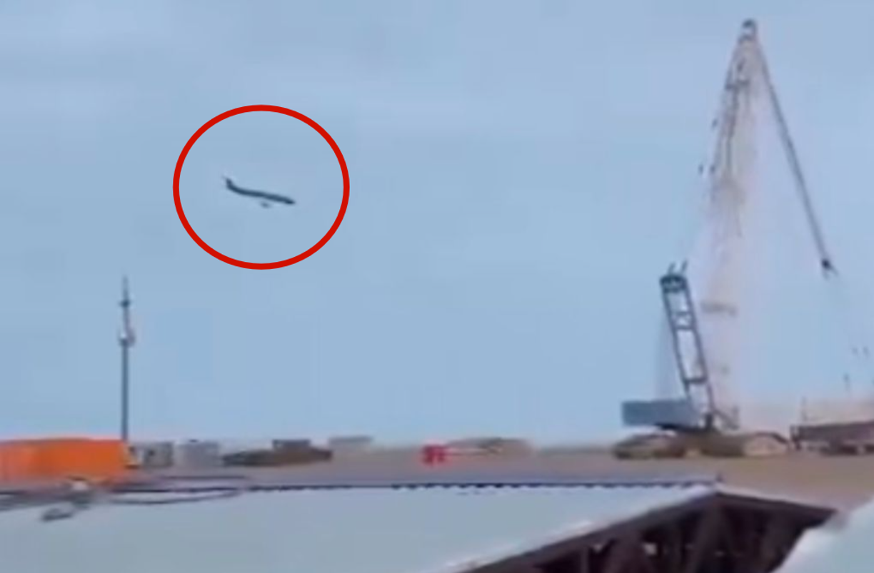 El avión siniestrado, un Embraer 190 de AZAL con 69 o 72 personas a bordo (dependiendo de las fuentes), incluidos sus cinco tripulantes, se estrelló esta mañana junto al aeropuerto de Aktau cuando cubría la ruta entre Bakú y la ciudad rusa de Grozni.