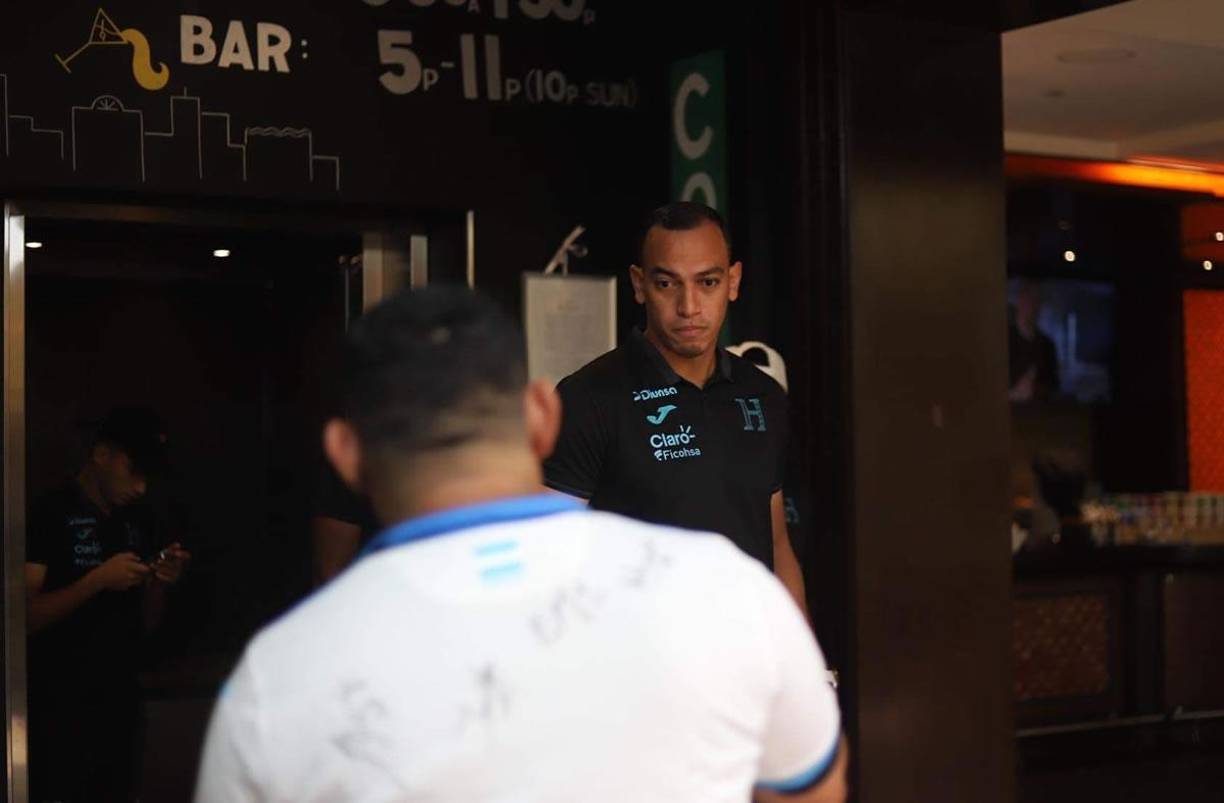 Los jugadores iban saliendo poco a poco y el aficionado se les acercaba para pedirles la firma.