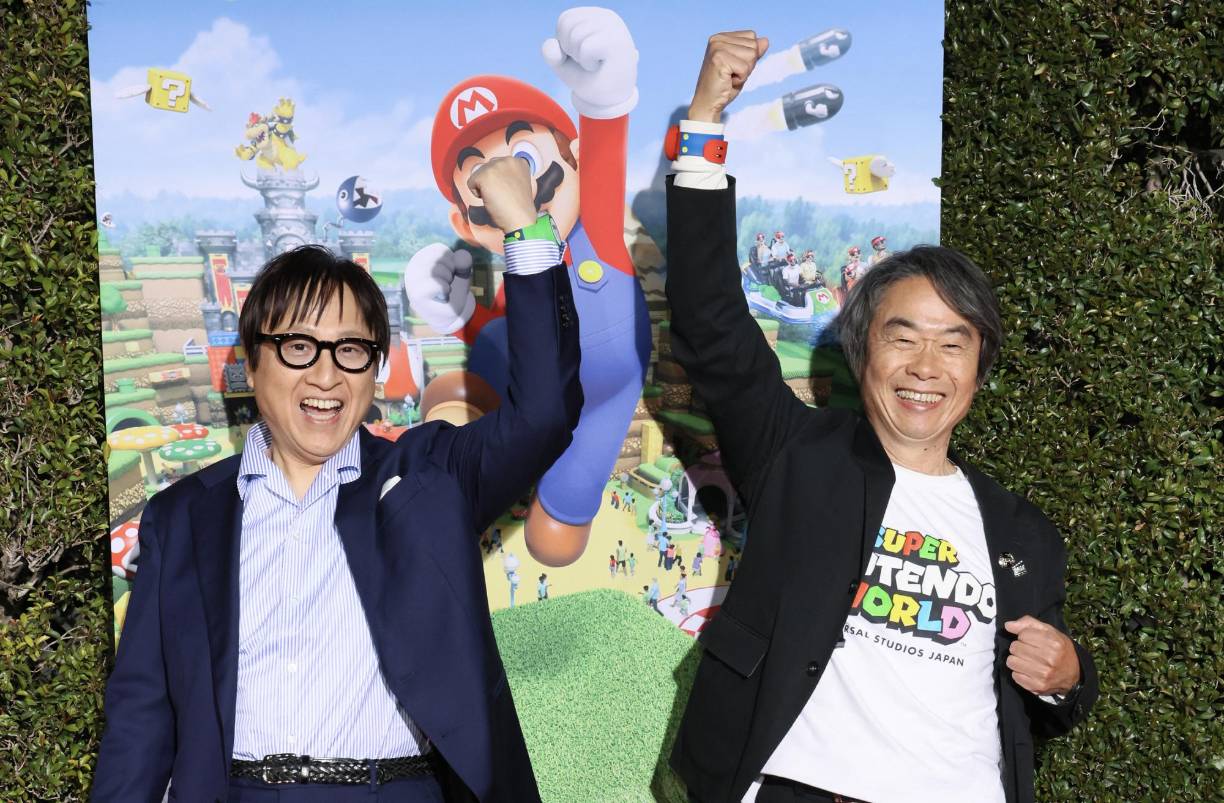  El director ejecutivo senior de Nintendo, Shinya Takahashi, y el miembro creativo de Nintendo, Shigeru Miyamoto se mostraron felices y orgullosos del proyecto.