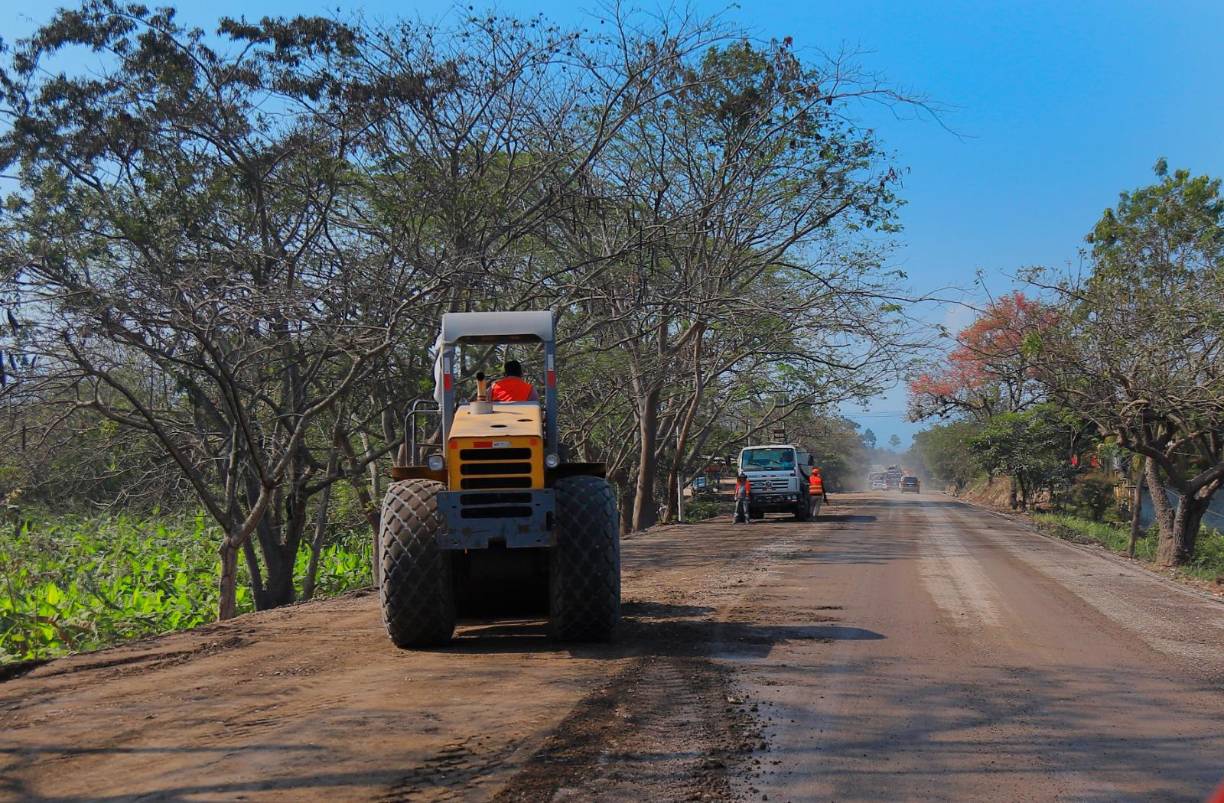 En varias zonas, sobre todo, en Quimistán, se observa presencia de maquinaria y personal de las empresas constructoras, a las cuales la Secretaría de Infraestructura y Transporte (SIT) les adjudicó los contratos. 