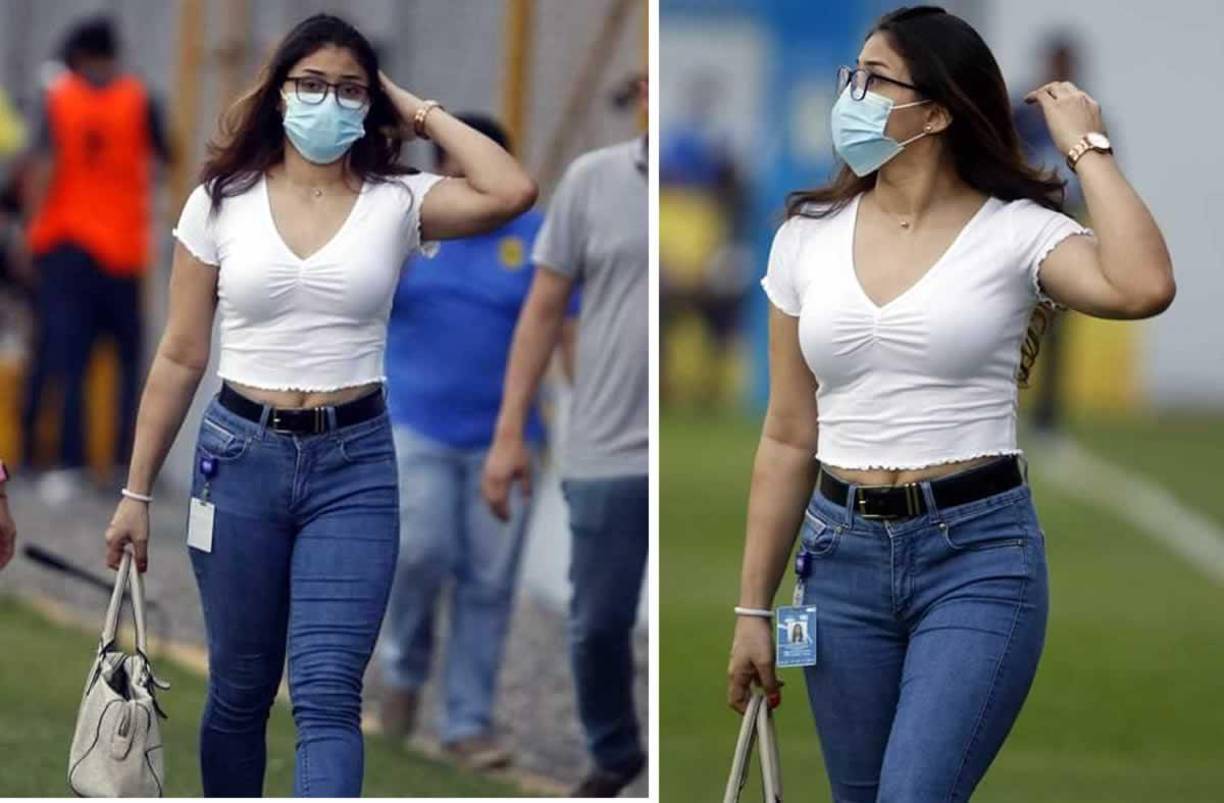 Esta guapa chica caminando por la cancha del estadio Morazán.
