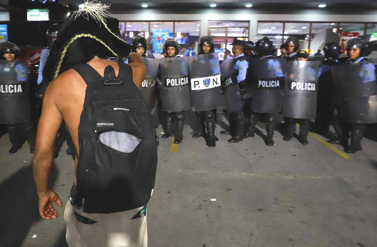 Efectivos de la Policía Nacional rodearon los alrededores del Estadio Nacional Chelato Uclés.