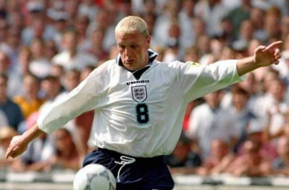 Paul Gascoigne en sus años de gloria futbolera fue un futbolista que jugó como mediocampista en varios clubes de la Premer League y en el seleccionado inglés (57 partidos y 10 goles), donde disputó el Mundial de Italia 1990. Paul se inició en el Newcastle United y luego jugó en Tottenham, Lazio, Glasgow Rangers, entre otros clubes. Se retiró en 2005 en el Boston United del ascenso inglés.