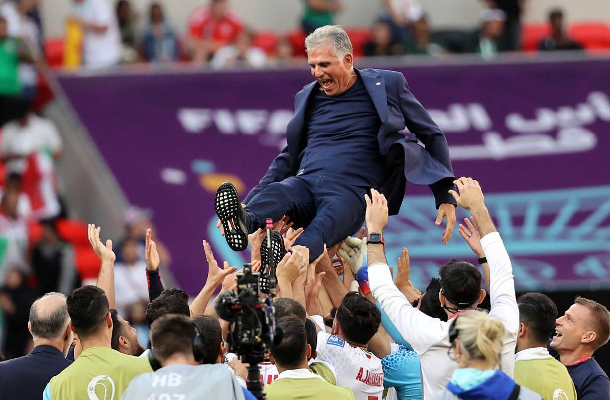 El entrenador portugués Carlos Queiroz fue manteado por los jugadores de Irán tras el triunfo sobre Gales.