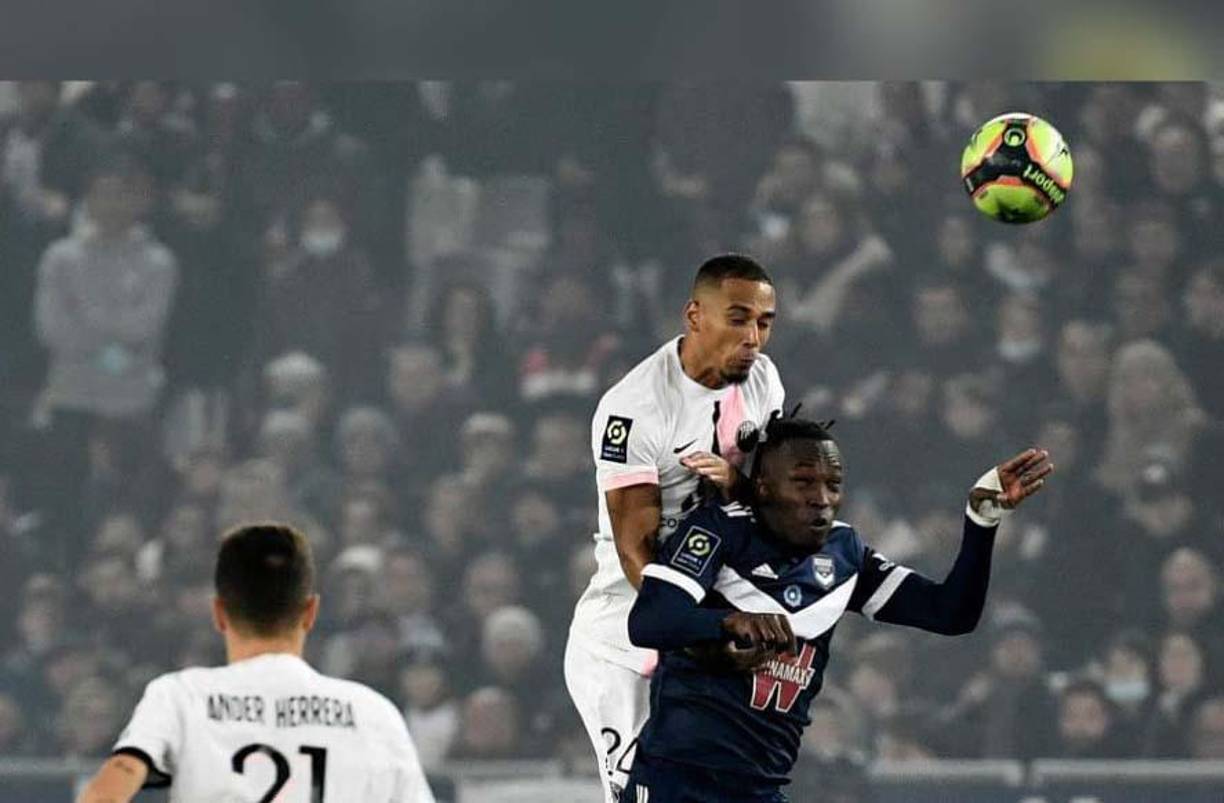 Thilo Kehrer, defensor alemán del PSG, fue el que estuvo marcando casi siempre a Alberth Elis y en muchas ocasiones el hondureño se le escapó.