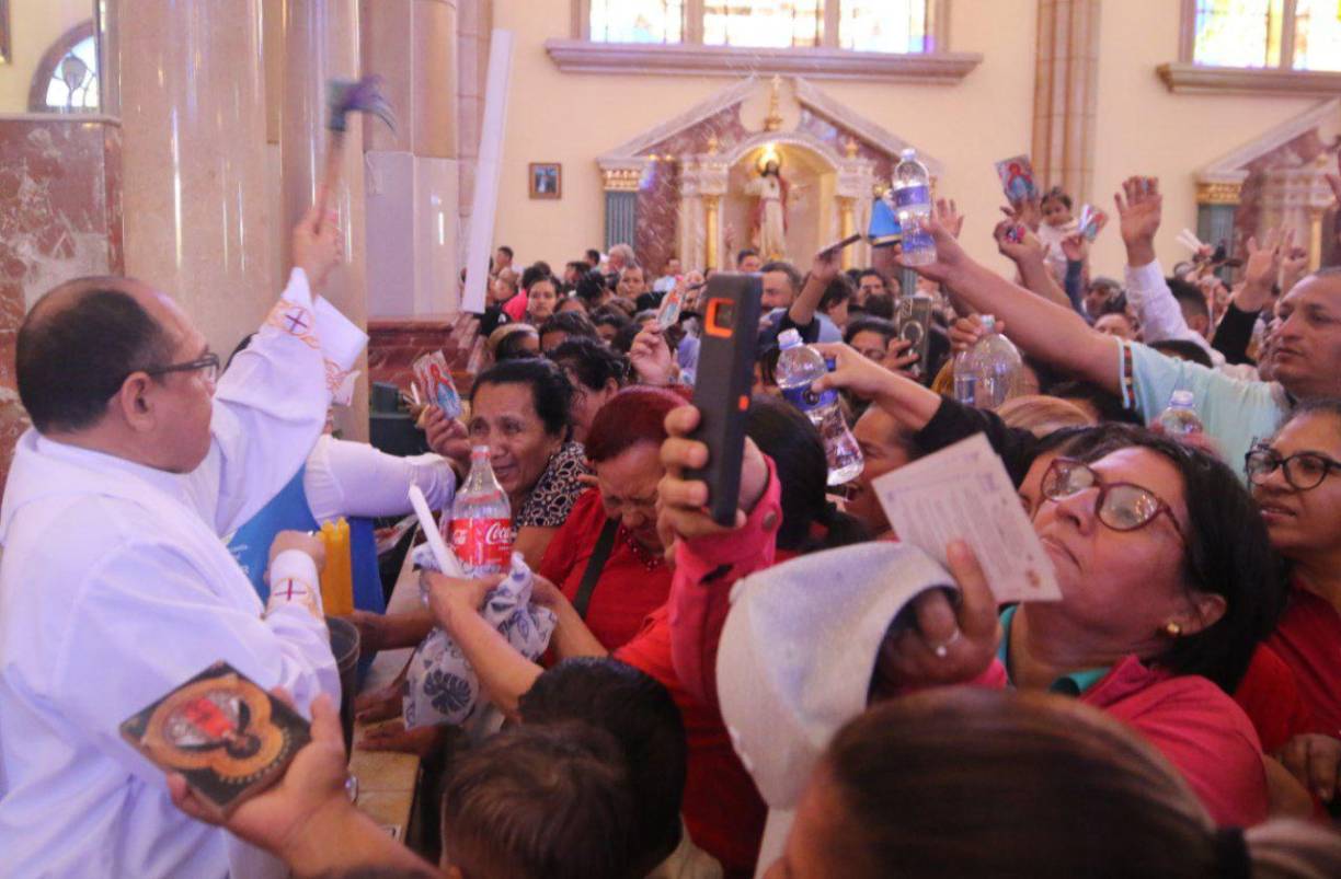 Los actos de este lunes incluyeron la conmemoración de los 100 años en los que la virgen de Suyapa fuera declarada “patrona de Honduras”, en 1925, por el papa Pío XII.