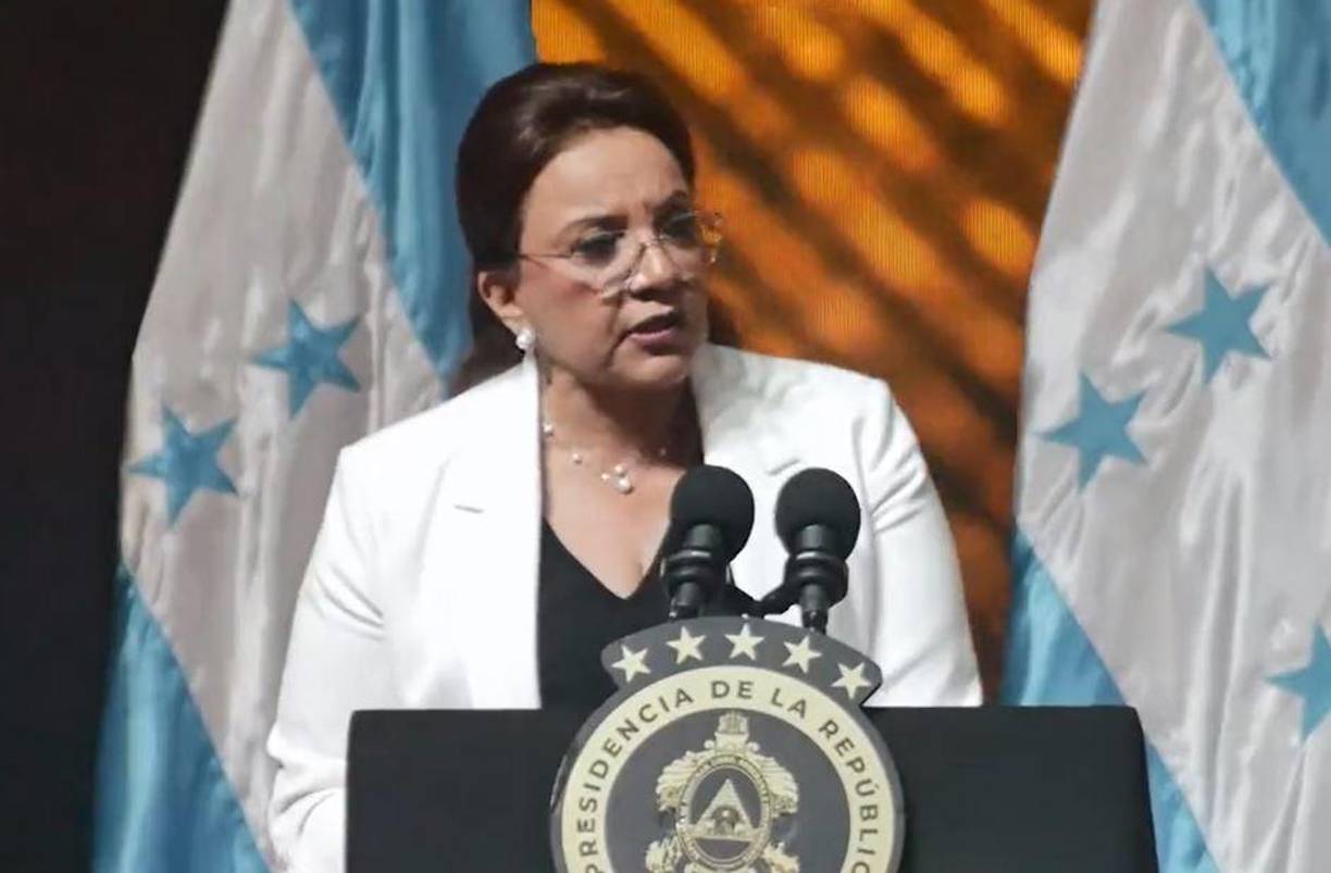 Finalmente, la presidenta Xiomara Castro en su discurso felicitó a los periodistas hondureños, al tiempo que, en su participación, aprovechó para referirse y atacar un informe publicado ayer por el Consejo Nacional Anticorrupción (CNA), el cual evidenció el nepotismo dentro de la actual administración de Gobierno. 