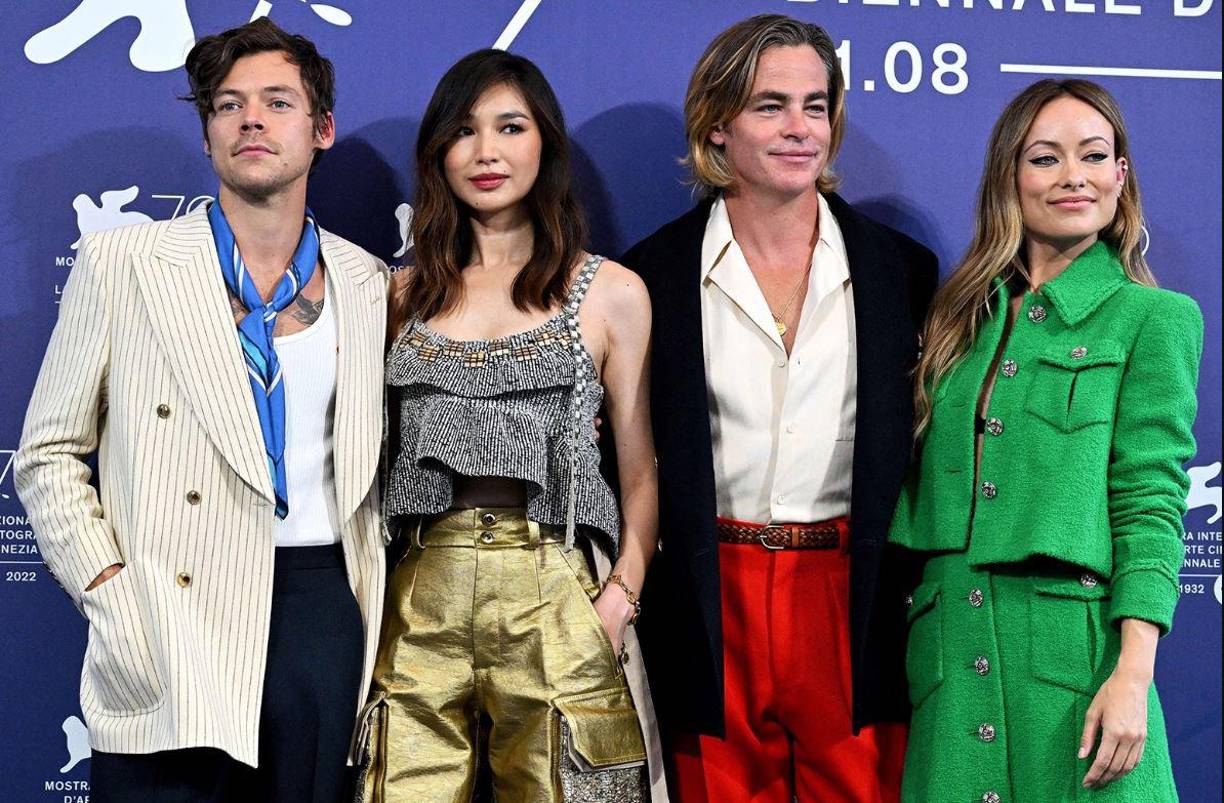 “Wilde (derecha) comenzó a pasar cada vez más tiempo fuera de casa citando el trabajo y finalmente se mudó al cercano hotel Paramour Estate de 1.650 dólares por noche en Los Ángeles a principios de noviembre de 2020. Le dijo a su prometido que la mudanza se debía a un brote de Covid en el set, pero más tarde dejó a Sudeikis durante una visita a la casa que compartían el 8 de noviembre”, aseguró el medio.