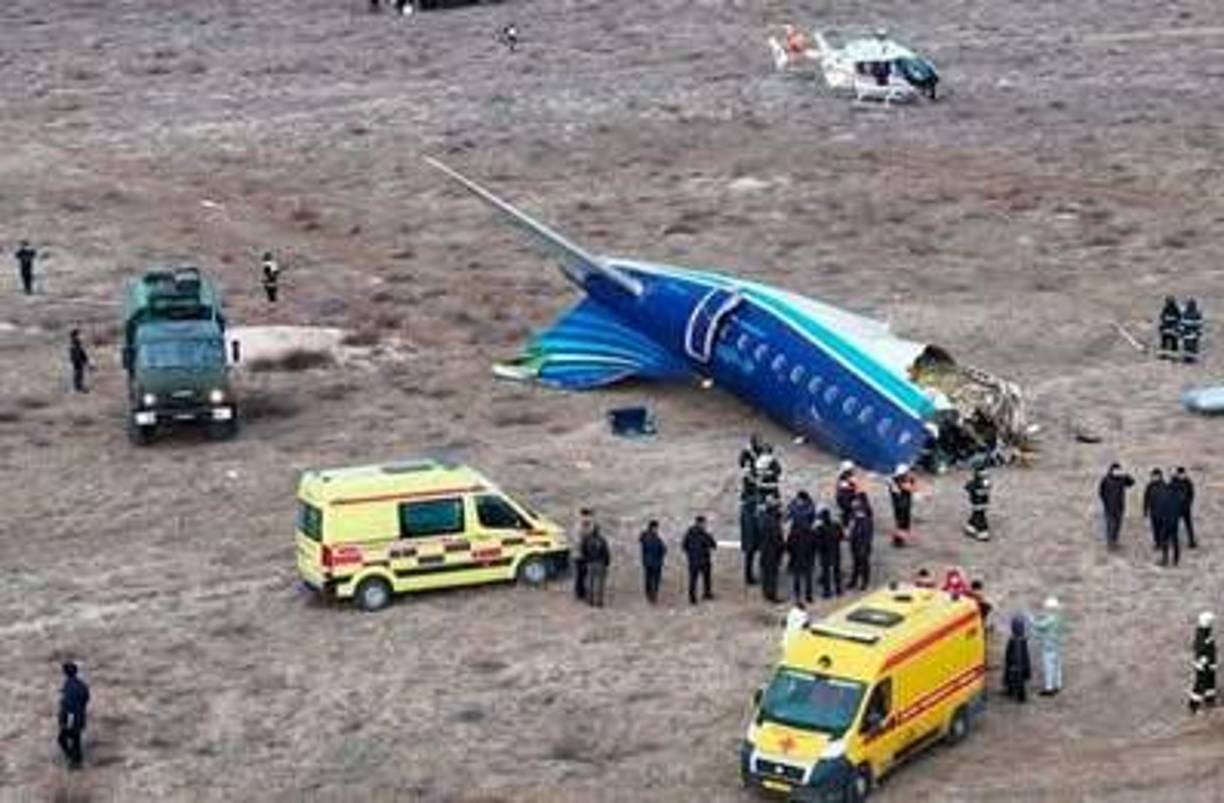 Así quedó el avión que se estrelló con 72 pasajeros a bordo en Kazajistán. 