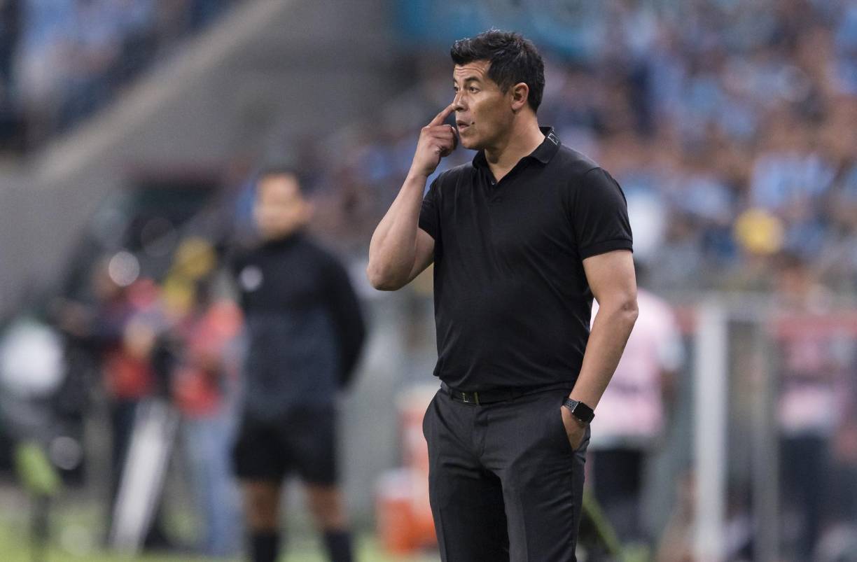 Per, en dicho encuentro se encontraba el argentino, Jorge Almirón, quien jugó para el Atlas en 1999, y se rumora que el pueda ser la mejor opción para remplazar a Benjamín Mora.