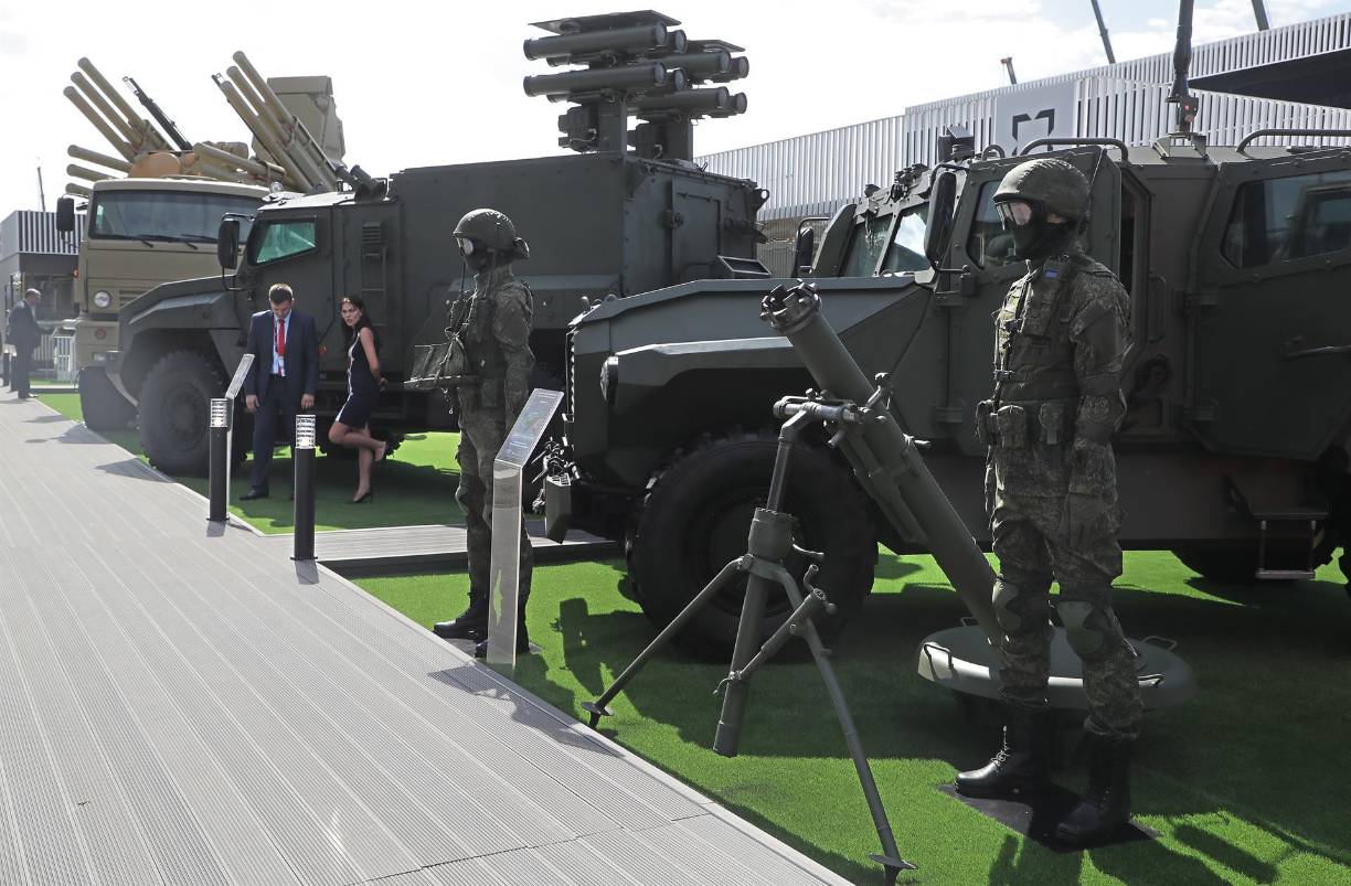 “Muchas de esas armas superan a sus análogos extranjeros en años, si no en décadas”, señaló, en alusión al armamento hipersónico y de alta precisión, muy superior en el plano táctico-técnico y que es capaz de superar cualquier escudo antimisiles, según Moscú.