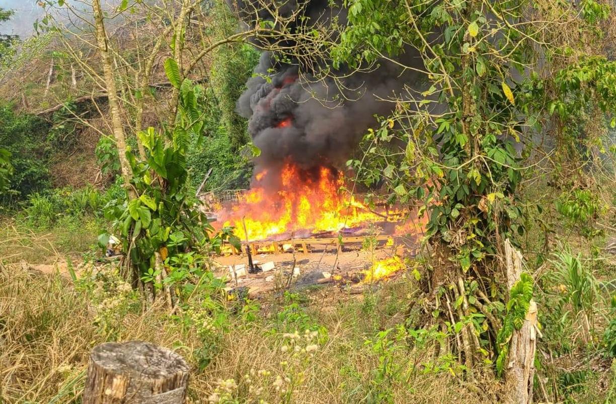 Según las autoridades, esta zona montañosa ha sido utilizada por estructuras criminales para experimentar con cultivos de hoja de coca, lo que representa graves daños ambientales.