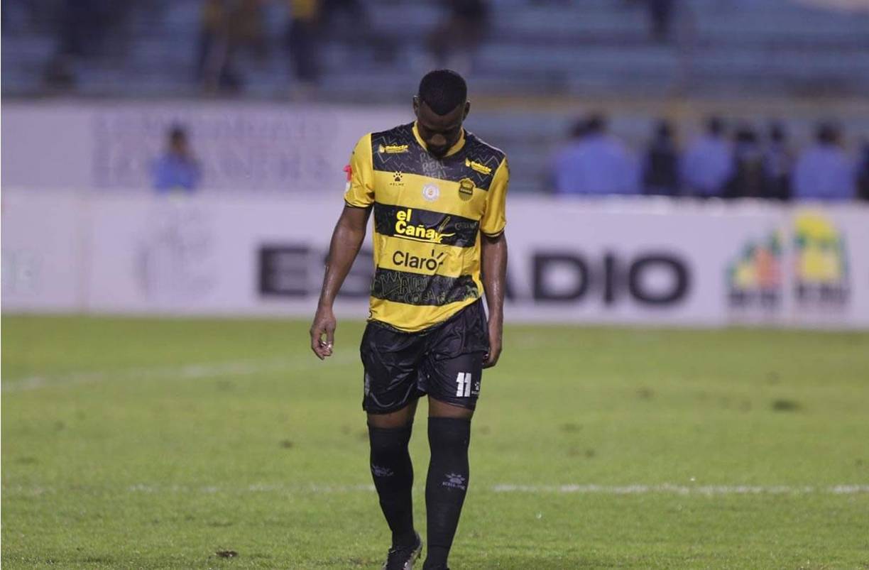 Darixon Vuelto, triste por la derrota del Real España.