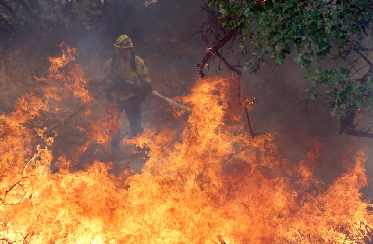 “Está llegando personal de varios departamentos de todo el estado para ayudar a controlar este incendio”, dijo Vasquez a la AFP y calificó de “realmente compleja” la situación.