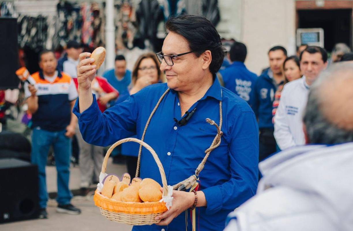 “Indignado y consternado por el asesinato del candidato presidencial Fernando Villavicencio. Mi solidaridad y mis condolencias con su esposa y sus hijas”, escribió el presidente Guillermo Lasso a través de la red social X, antes Twitter.
