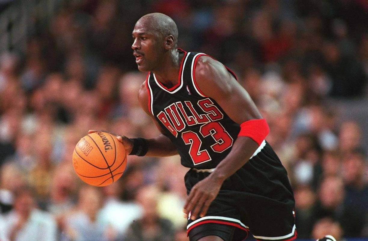 Air’ jugó por 15 temporadas, llegó a seis finales y estuvo en dos equipos: Chicago Bulls y Washington Wizards. A la hora de disputar la gran final, Michael Jordan ganó seis títulos en la NBA y terminó invicto cada vez que disputó una serie por el trofeo Larry O’Brien.