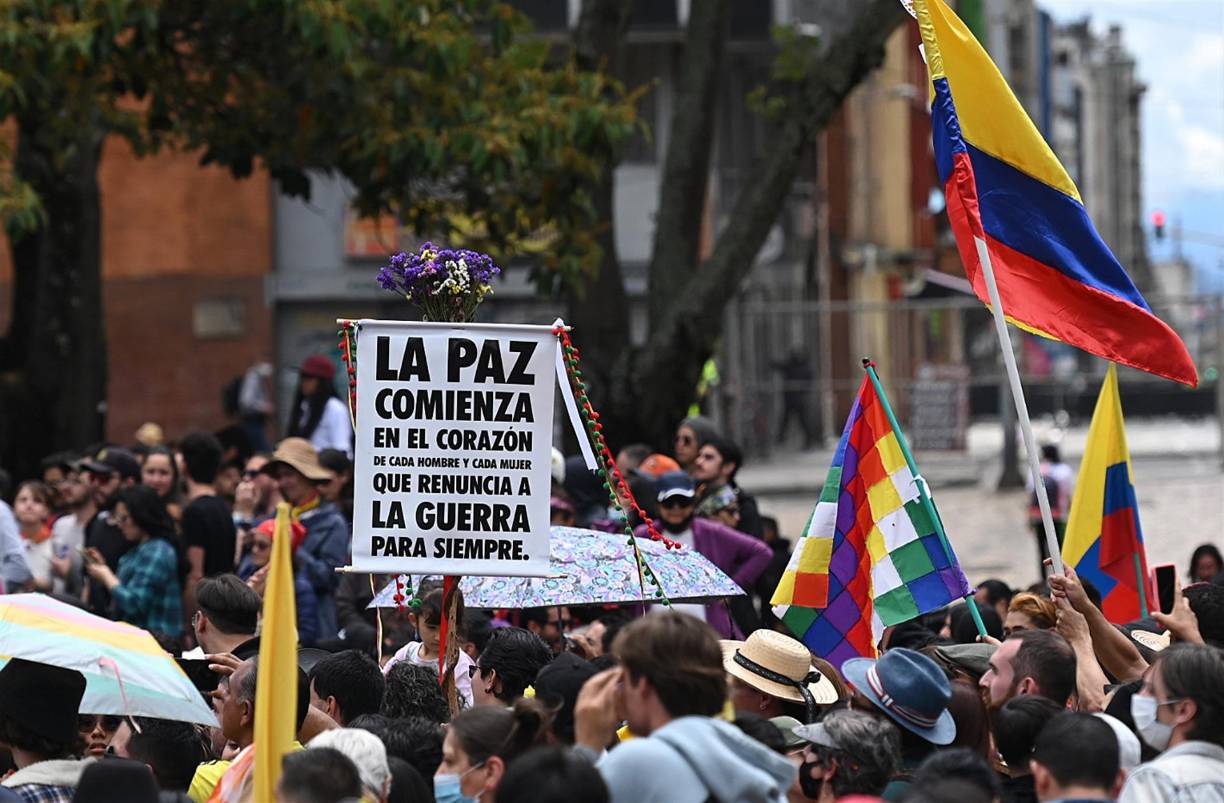 “Es la primera vez que un presidente electo nos da esa oportunidad, a las comunidades indígenas, afro y a la juventud de estar aquí”, cuenta uno de los líderes de una comunidad indígena del departamento del Putumayo (sur) que ha llegado hasta Bogotá y se siente “privilegiado” de estar en la Plaza de Bolívar para arropar al nuevo Gobierno.