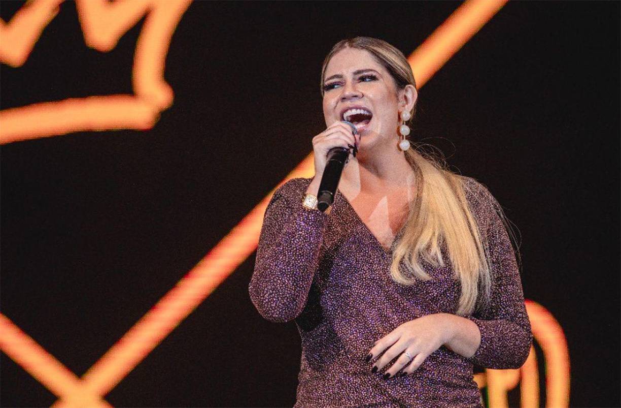Mendonça, superestrella del “sertanejo” brasileño y ganadora del Grammy Latino, falleció el viernes con otras cuatro personas cuando una avioneta que la llevaba a un concierto se estrelló en una zona rural del estado de Minas Gerais, en el sureste del país. En la imagen