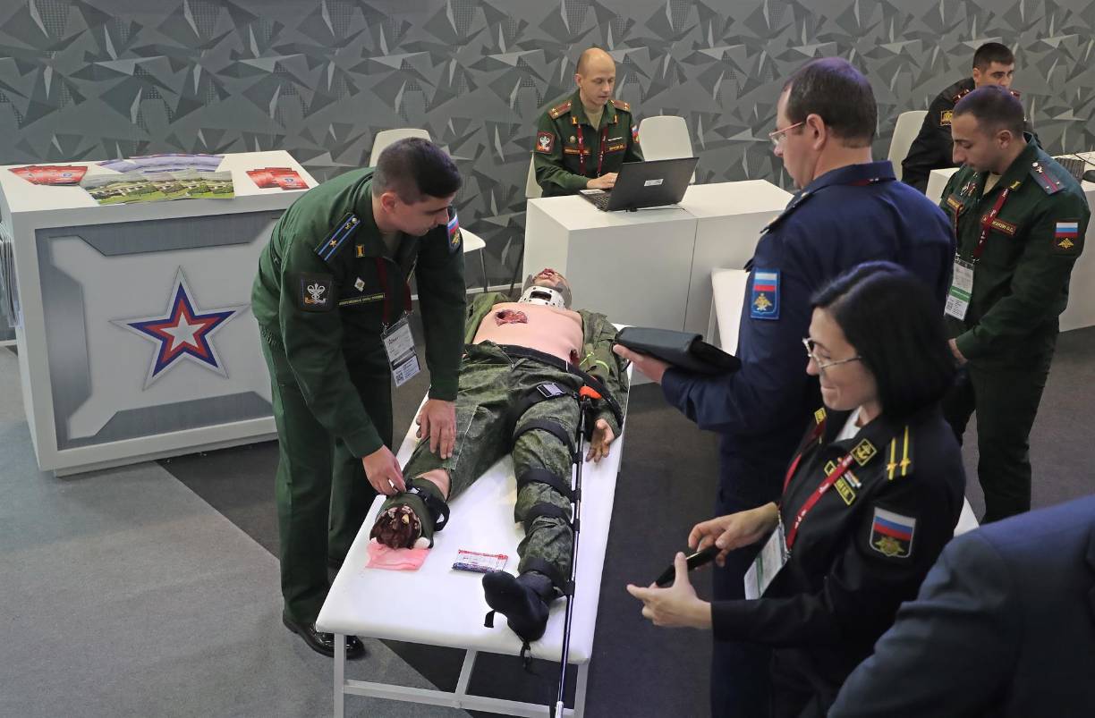 Rusia también presentó herramientas para entrenamiento médico-táctico utilizando robots que simulan las heridas en el campo de batalla.