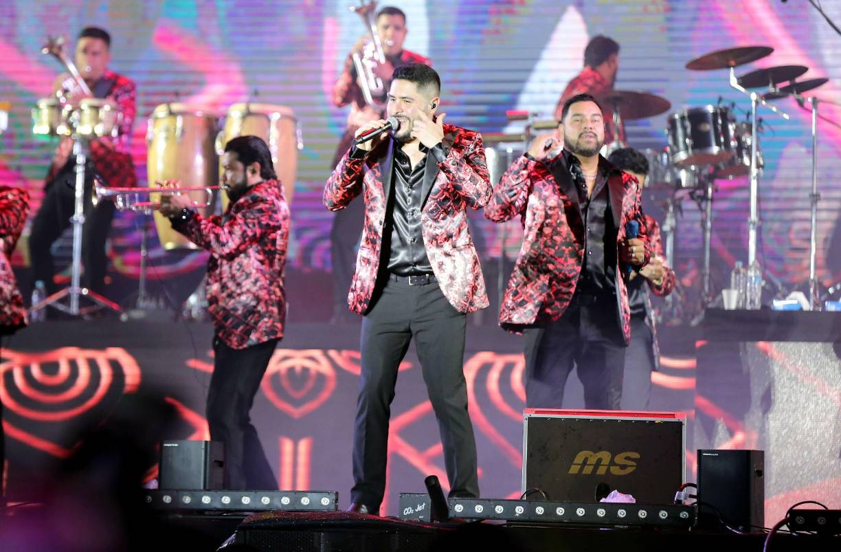 “Buenas noches Honduras. Estamos festejando 20 años de música y queremos hacerlo con ustedes” fue parte del saludo que se escuchó cerca de las 10:00 de la noche, una vez finalizada la cuenta regresiva.