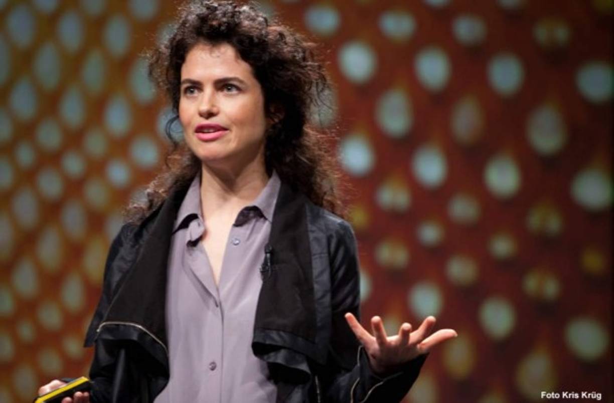 Ella estaba casada con el compositor argentino Osvaldo Golijov. Algunos años después de casarse en 2011, se separaron. Aún así, en el perfil de Surface de 2016, Oxman reveló que tenía una 'influencia increíble' en su trabajo. <br/><br/>Golijov ha ganado dos premios Grammy.