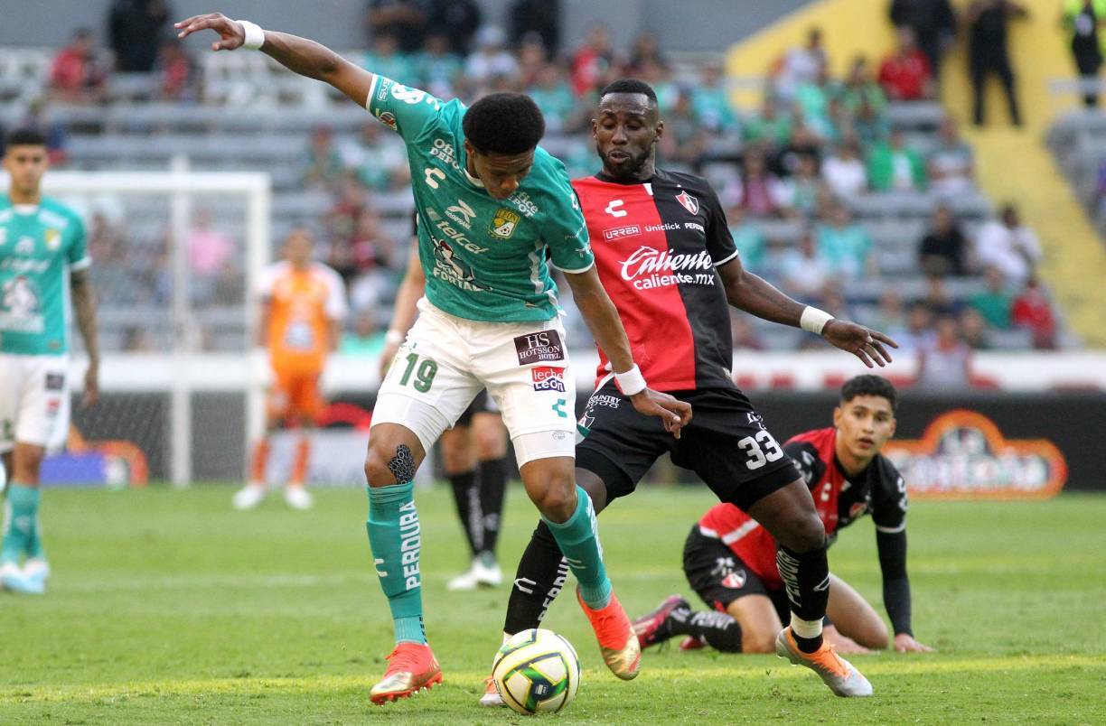 Cada vez que Julián Quiñones tocaba el balón en el partido, la afición Rojinegra ha abucheado al colombiano. 