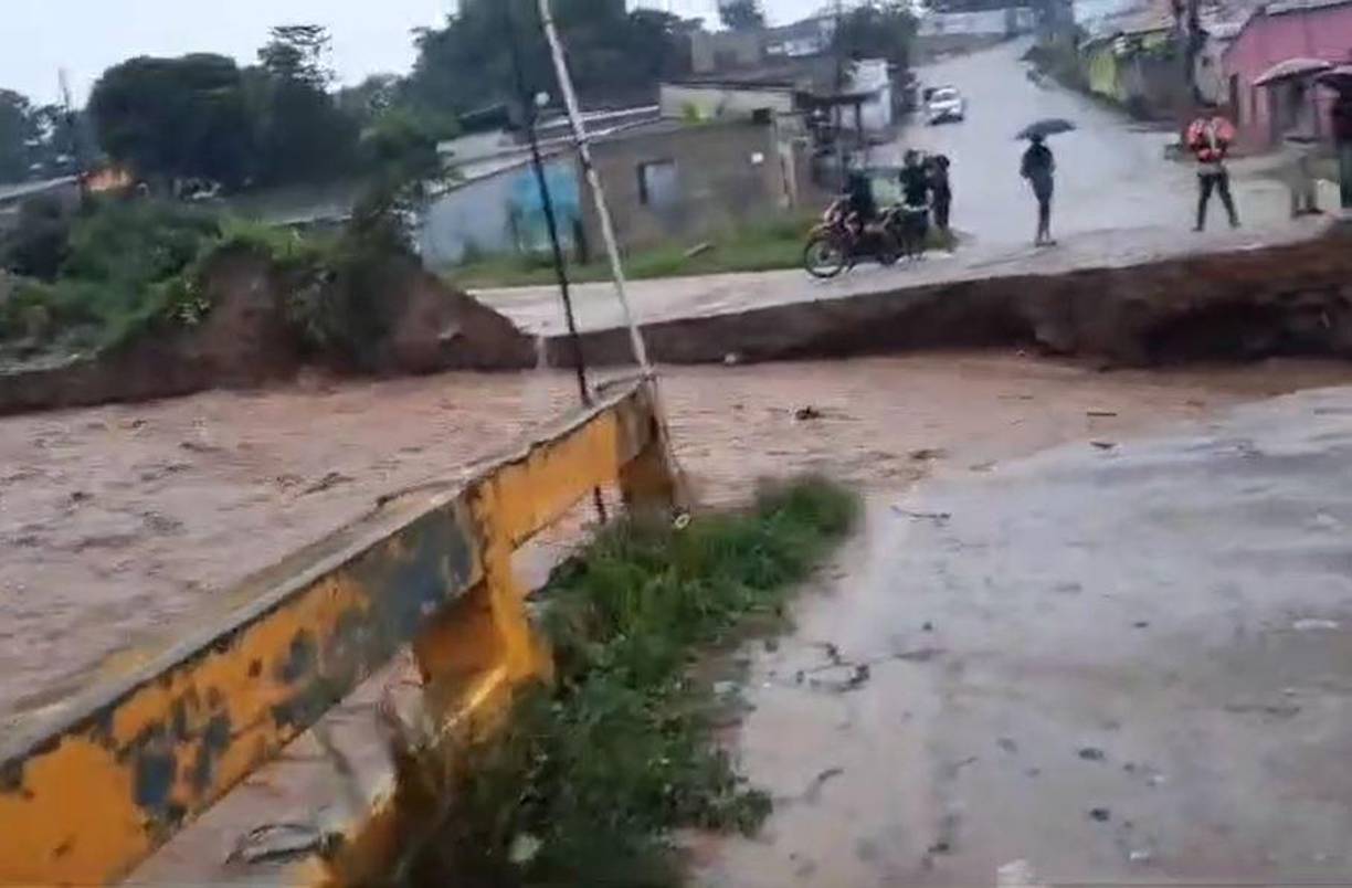 En Yoro, Yoro, se reporta la crecida del río Machigua. El puente, sobre ese afluente, que va hacia el hospital Manuel de Jesús Subirana, colapsó por el fuerte caudal. 