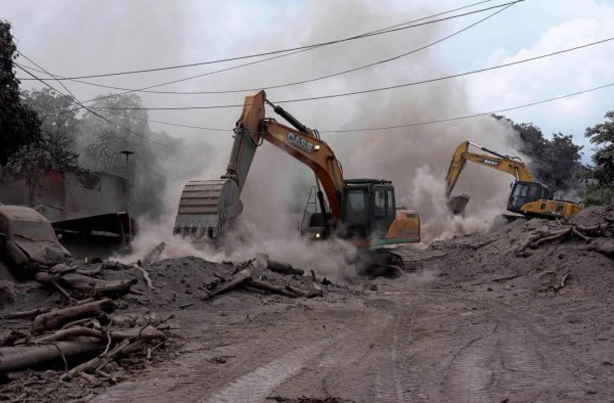 Los equipos de rescate usan maquinaria pesada para abrir paso en las rutas cortadas por la avalancha de ceniza. Aún quedan dos comunidades aisladas a las que los socorristas no han podido llegar, y donde temen que hayan decenas de personas atrapadas.