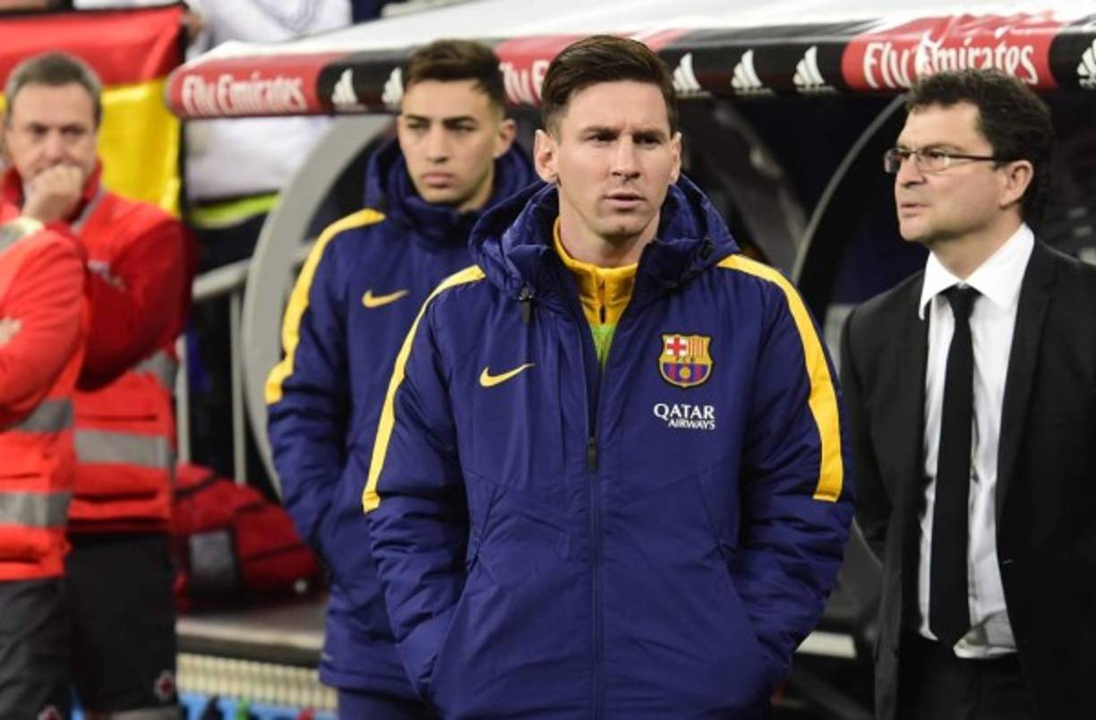 Messi inició en el banquillo, ingresó hasta en la segunda parte.