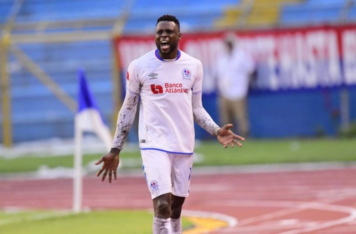 Yustin Arboleda se retiró del campo con un fuerte enfado contra la decisión del árbitro Melvin Matamoros.