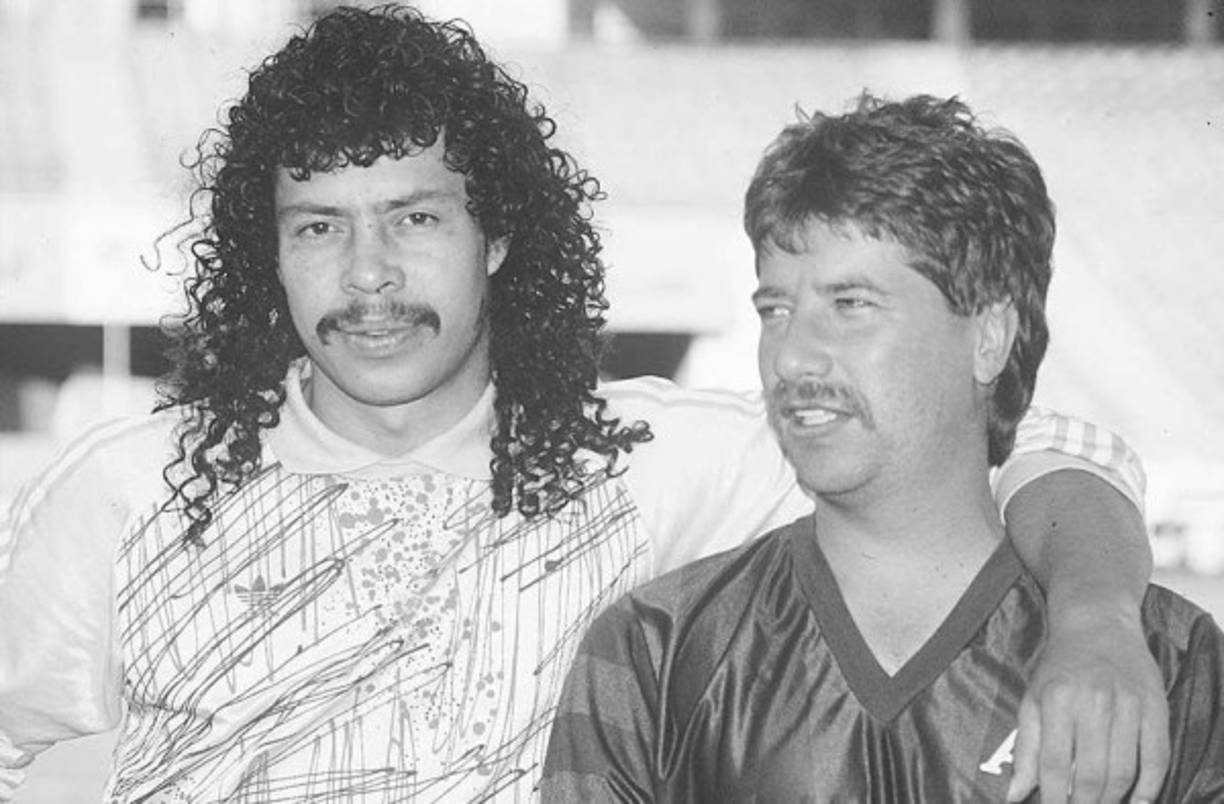 Hernán Darío Gómez nació en Medellín en 1956. Su carrera profesional comenzó en 1973 integrando la selección juvenil de Antioquia. En 1975 lo contrata el club Independiente Medellín en el cual jugó hasta 1980. Foto junto a René Higuita.